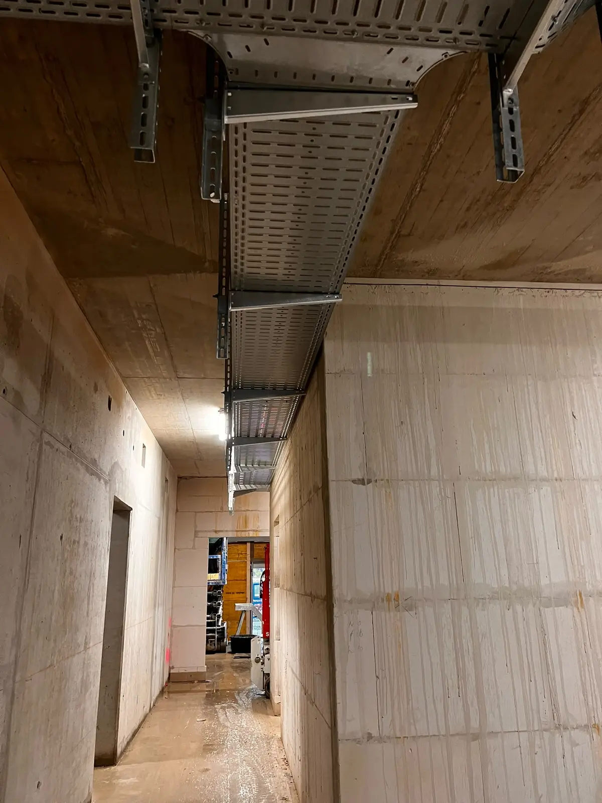 Montaža trasa za kabele – ALDI Njemačka - fotografija 1 | Industrijski objekti
